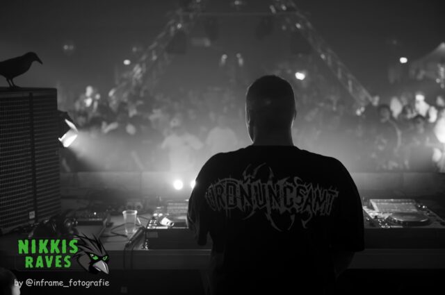 Es gibt Momente, in denen man einfach alles um sich herum vergisst. Diese Nacht war genau so ein Moment. Danke an jeden Einzelnen, der die Tanzfläche mit Energie gefüllt hat. Bis zum nächsten Rave. 🖤🦅
#NikkisRaves #RaveFamily #TechnoVibes #HardDance #FestivalLife